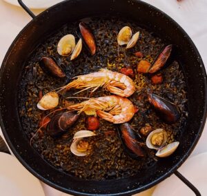 Paella de arroz negro con choco y gambón